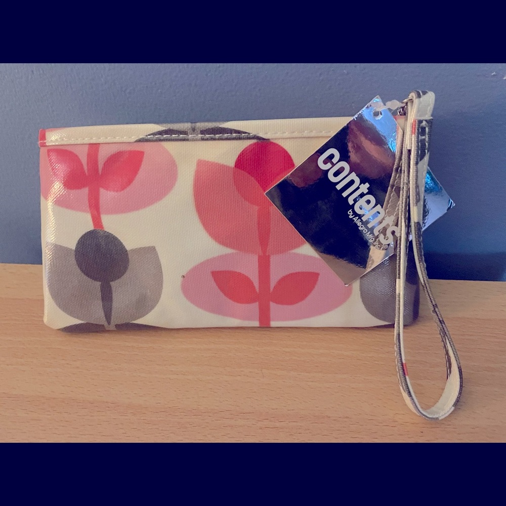 7in x 4in Contents Wristlet